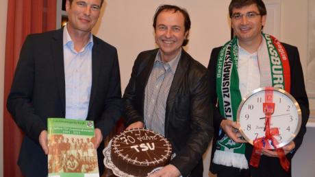 Zum 70. Geburtstag hat der TSV Zusmarshausen jetzt eine Festschrift herausgebracht. Das erste Exemplar überreichte der Hauptverantwortliche Andreas Herch (links) gemeinsam mit dem TSV-Vorsitzenden Gerhard Biber (rechts) an Bürgermeister Bernhard Uhl.  	