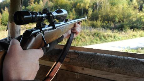 Ein Jäger weigerte sich, seine Erlaubnis für den Besitz von Jagdgewehren abzugeben und klagte vor Gericht.