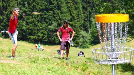 Derzeit entstehen immer mehr Parcours für Discgolfer – unser Bild zeigt den diesjährigen Wettbewerb „Big Hill King“ im Oberallgäu. Stadtbergen prüft nun, ob man sich auch eine Fläche für die neue Sportart zulegen möchte.