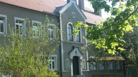 Im ehemaligen Zusmarshauser Spital ist jetzt der Kindergarten untergebracht, nach der Sanierung soll der Hort einziehen. 