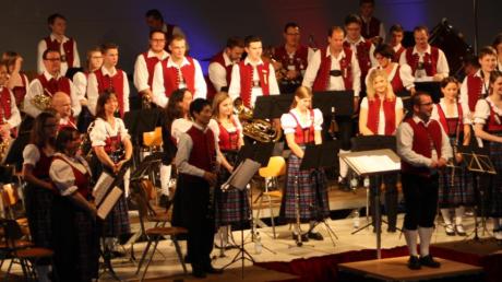 Das Große Blasorchester des Musikvereins Fischach mit seinem Dirigenten Manuel Jung begeisterte beim Jahreskonzert in der Staudenlandhalle. 	