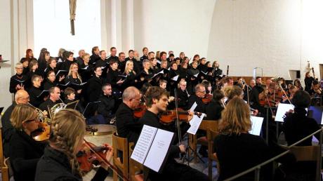 Das Symphonieorchester Stadtbergen und der „Chaplain“-Chor traten gemeinsam in der Maria-Hilf-Kirche auf. 