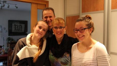 Theresa Link (rechts) mit ihrer Gastfamilie Aurélie, Olivier und Sylvie Roussel aus Lille. 