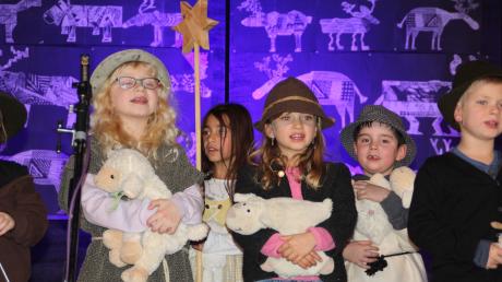 Allerkleinste Hirten singen in der Staudenlandhalle das Lied vom "allerkleinsten Schaf"  und auch die Jugendlichen des Mittelschulchores gestalten die Weihnachtsfeier der Grund- und Mittelschule Fischach-Langenneufnach 