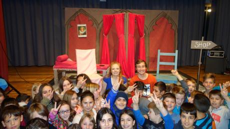 Das „Theatre@School“ gastierte in der Parkschule – hier sind die Schauspieler Shawney Ross und Eliott Burton umringt von begeisterten Schülern. 
