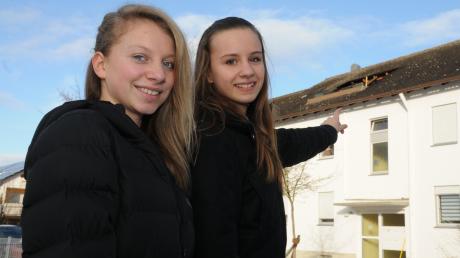 Sabrina Hucker (links) aus Stettenhofen und ihre Freundin Lena Seebach aus Gersthofen haben einen Dachterrassenbrand in Stettenhofen entdeckt.