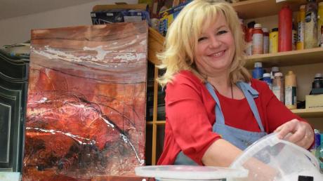 Silvia Kugelmann ist nicht nur Bürgermeisterin, sie malt auch mit Leidenschaft. In Gläsern sammelt sie Material aus verschiedenen Ländern. 