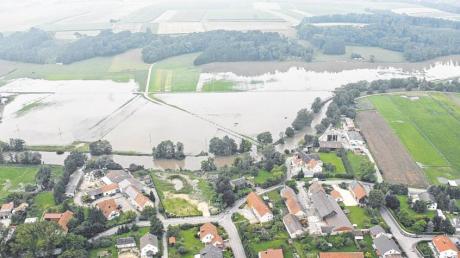 So sah die Landschaft rund um Nordendorf beim Hochwasser im August 2005 aus. Unser Bild zeigt den Bereich der Schmutterbrücke und des Bauhofes. 