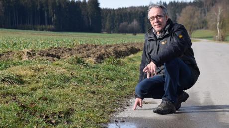 Hans Marz gehört zum Umsetzungs-Team der Initiative "Bodenständig" und berät die Landwirte und Grundstückseigentümer. Er zeigt die Boden-Erosion an einem Acker im Rothtal.