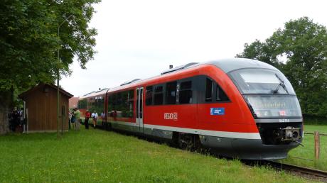 Ein moderner Triebwagen VT642 in Margertshausen, aufgenommen anlässlich einer Sonderfahrt der DB Netz AG auf der Staudenbahn im Jahr 2015.