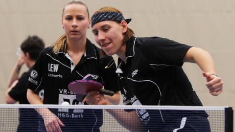 „Gemeinsam ist alles schöner.“ Obwohl Tischtennis ein Einzelsport ist, spielt Katharina Schneider (rechts) lieber im Doppel oder in der Mannschaft. Zusammen mit Maria Krazelova (links) würde das Langweider Urgestein auch gerne noch einmal in der 2. Bundesliga spielen. 