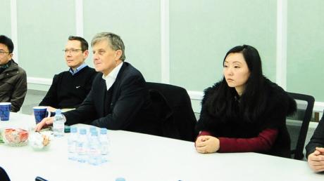 Yuanfeng Yiu, Geschäftsführer von E+L China (zweiter von links) mit weiteren E+L-Mitarbeitern und den Besuchern bei der Unternehmenspräsentation. 	 	