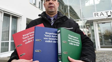 In drei Ordnern in den Stadtfarben hat Dieter Fromm die 2098 Unterschriften abgeheftet.