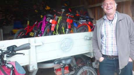 Hans Meier aus Lauterbrunn richtet Fahrräder für Flüchtlinge her und hat schon mehr als 125 gesammelt.