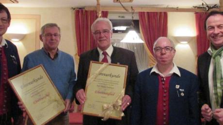 Zwei neue Ehrenmitglieder für die Zusmarshauser Marktkapelle: (von links) Reinhard Mayr, Herbert Kailich, Walter Aumann, Bernhard Christl und Bürgermeister Bernhard Uhl. 	