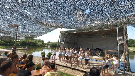 Das Seefest in Zusmarshausen, bei dem im vergangenen Jahr unter anderem die Kindertanzgruppe „Dance for Fun“ auftrat, wird 2016 ausfallen. Doch es gibt Hoffnung, dass es nach einer Pause weiter geht. (Archivfoto)