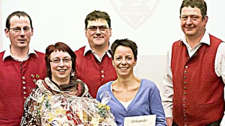 Die Vorsitzenden Johannes Stuhler, Ulrich Riemensperger und Ferdinand Lofner (hintere Reihe von links) ehren Claudia Buchschuster und Bianca Prokoph (vorn) für ihr Engagement. 