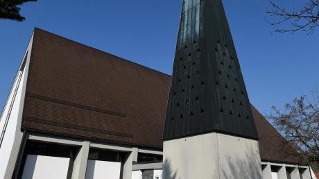 Gleich mehrere Jubiläen feiern die Katholiken in Aystetten in diesem Jahr. Ihre St.-Martin-Kirchen sind 450 beziehungsweise 50 Jahre alt, vor 25 Jahren wurde das erweiterte Pfarrzentrum in Betrieb genommen. 