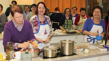Groß war die Resonanz beim Kochkurs der Aktion „Leichter Leben in Meitingen“ unter Leitung von Dagmar Heidler (hinten links). 	