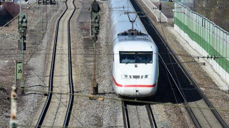 Pendler am Bahnhof in Meitingen müssen sich auch in Zukunft auf Verspätungen einstellen. Die Bahnstrecke zwischen Augsburg und Donauwörth wird aller Wahrscheinlichkeit nach in den kommenden Jahren nicht ausgebaut.