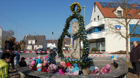 Mit einem Osterhasenlied begrüßten die Maxikinder des Kindergartens den neuen Osterbrunnen in Gessertshausen. 