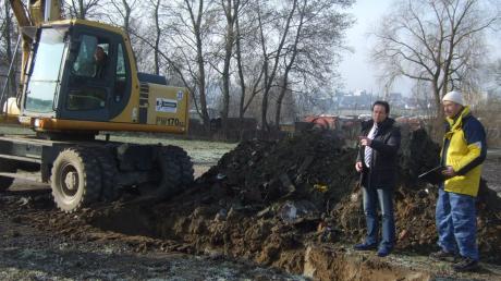 In Zusmarshausen soll das Gewerbegebiet östlich der Firma Sortimo erweitert werden. Zurzeit laufen die ersten Bodenuntersuchungen – heraus kam jede Menge Müll.
