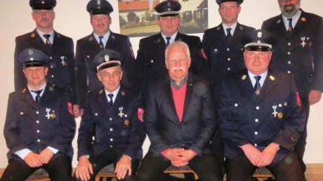 Der Vorstand der Feuerwehr Zusamzell: (von links) Martin Aumann, Vorsitzender Gerhard Tilp, Bürgermeister Bernhard Walter, Wolfgang Kanefzky sowie (hinten, von links) Erich Mozet, Erwin Glenk, Erwin Schuster, Wolfgang Langer und Jürgen Gütter.  	