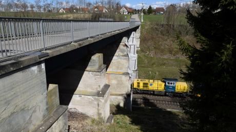 Die zwei Bahnbrücken bei Gabelbachergreut müssen saniert werden. 