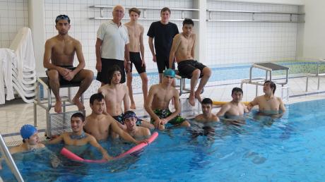 Die Teilnehmer des Schwimmkurses für Asylbewerber in Fischach zusammen mit Trainer Michael Wundenberg (weißes T-Shirt) und seinen Co-Trainern Felix und Johannes (hinten, 3. und 4. von links).