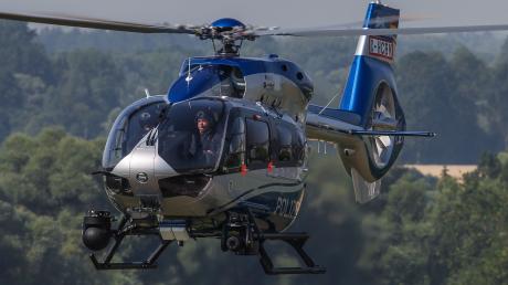 Ein Hubschraubereinsatz über dem Ortsgebiet von Adelsried riss am Samstagmorgen viele Einwohner aus dem Schlaf. Grund für den Flug war die Suche der Polizei nach einem Einbrecher. 