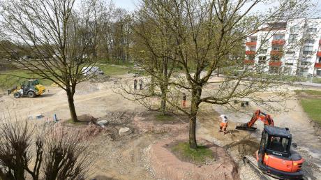 Die Arbeiten für die Neugestaltung des Schlossparks kommen gut voran. Ganz links soll der neue Brunnen hinkommen, rechts wird ein Boule-Platz entstehen. 