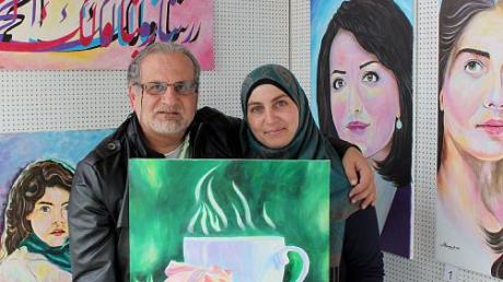 Im Beisein seiner Ehefrau Amal (rechts) präsentiert der aus Syrien stammende Künstler Marwan Hamdoun seine Werke im Meitinger Infoturm. 