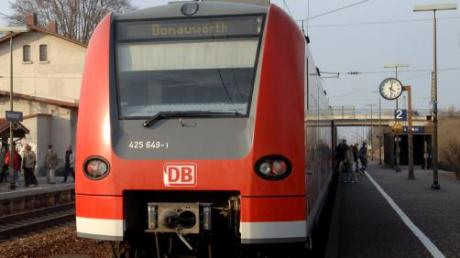 Die Bürgermeister der Gemeinden an der Bahnstrecke von Augsburg nach Donauwörth wollen Argumente für ein drittes Gleis zusammentragen. 
