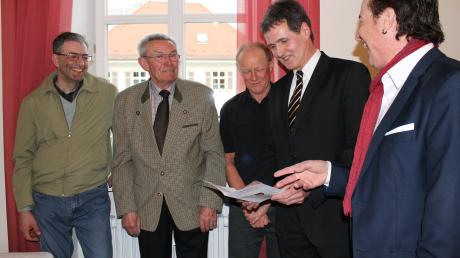Gedenken an zivile Opfer des Zweiten Weltkriegs in Zusmarshausen (von rechts): Bürgermeister Bernhard Uhl, Guido Clemens vom Kulturkreis Zuskultur und Angehörige der Getöteten.