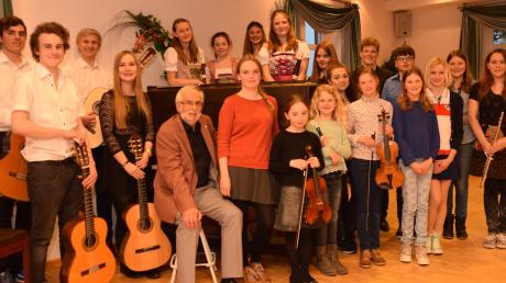Junge Talente um Gesamtleiter Ulrich Herrmann haben mit einem beeindruckenden Konzert die Kulturtage in Gessertshausen eröffnet. 