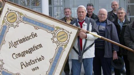 Die glücklichen Kongregationsmitglieder mit der restaurierten Fahne um Fähnrich Wolfgang Ostermeier (mit Tragegurt). 