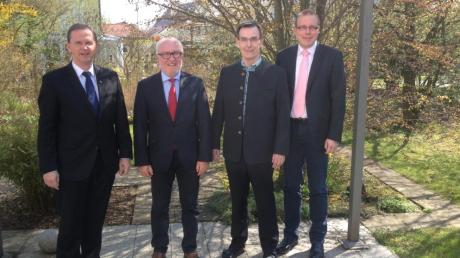 Dekan Schneider (links), Bürgermeister Gilg (rechts) und stellvertretender Landrat Liebert gratulierten Karl Heinz Jahn (Zweiter von rechts). 	