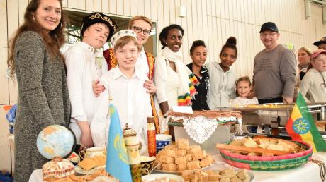 Köstlichkeiten aus zwölf Nationen gab es beim Internationalen Buffet zum Abschluss der Gessertshauser Kulturtage.