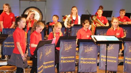 Die Schülerkapelle des Musikvereins Fischach ist stolz auf ihren großen Fortschritt, den sie beim Konzert auch deutlich gezeigt haben.  	