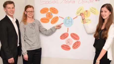Medien-Expertin Kati Schmitt-Stuhlträger (Mitte) erklärt den Auszubildenden Thomas Wedel, 19, und Rebecca Gaugenrieder, 18, was man in Sachen soziale Medien unbedingt beachten muss. 	