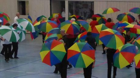 Regen in der Staudenlandhalle? Von wegen: Beim Regenschirmtanz zeigten die flotten Damen und Herren die Choreografie von Angelika Schaffer. 