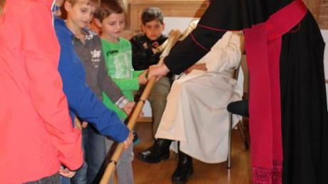 Bei der Visitation durften die Kinder und Jugendlichen auch den Bischofsstab von Weihbischof Florian Wörner zusammenbauen. 