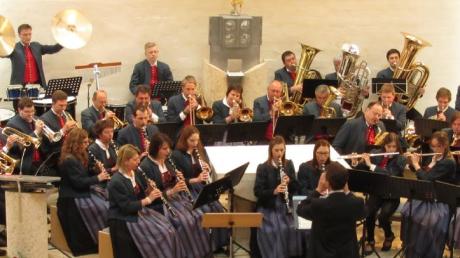 Die Musikkapelle Ellgau unter der Leitung von Manfred Braun erfreute beim Kirchenkonzert in Ellgau. 	