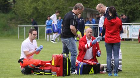 30 Minuten musste das Spiel TSV Herbertshofen gegen SpVgg Auerbach unterbrochen werden, weil Herbertshofens Bernd Hoffmann nach einem Foul Atembeschwerden bekam und mitten auf dem Spielfeld behandelt werden musste. Mit Verdacht auf Lungenriss musste er ins Krankenhaus gebracht werden.