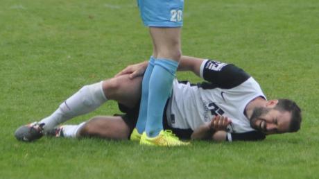 Ein Bild mit Symbolcharakter. Meitingens neuer Spielertrainer Florian Prießnitz wälzt sich mit schmerzverzerrtem Gesicht am Boden.