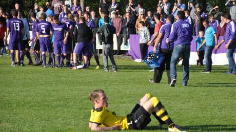 Leitershofens Marcus Bertele will gar nicht hinsehen, wie die Spieler des SV Schwabegg mit ihren Fans den Pokalsieg bejubeln und die Betreuer bereits das Sieger-Bier herbeischleppen. Er verlor mit seiner Mannschaft das „Finale dahoam“ mit 2:3.