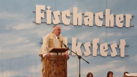 Beim traditionellen Zeltgottesdienst konnte Fischachs Pfarrer Sebastian Nößner auch die Gäste der französischen Partnerstadt Vimy begrüßen.