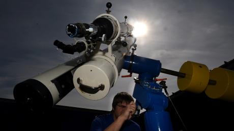 Alexander Schwarz beobachtet den Merkurtransit in der Sternwarte Diedorf.