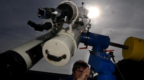 An der Sternwarte Diedorf beobachtet Alexander Schwarz mit einem besonders geschützten Teleskop die Sonne und den vorüberziehenden Merkur. 	