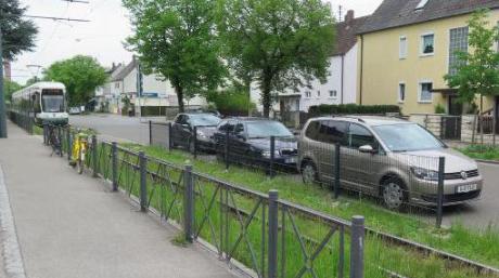 Ein Zaun soll Beifahrer an der Stadtberger Bismarckstraße davon abhalten, auszusteigen und auf die Straßenbahngleise zu geraten.